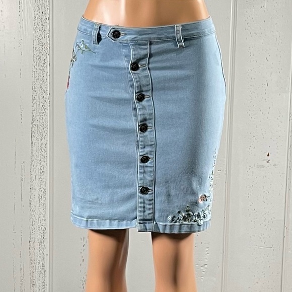 * Lily & Parker Women's Embroidered Light Denim Skirt Sz 26 - Picture 10 of 12
